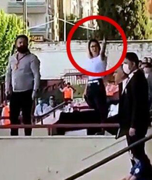 Turgutluspor-Bayburt Özel İdarespor maçında </br>skandal olay! </br>Başkanın eşi tribünlere </br>el hareketi yaptı