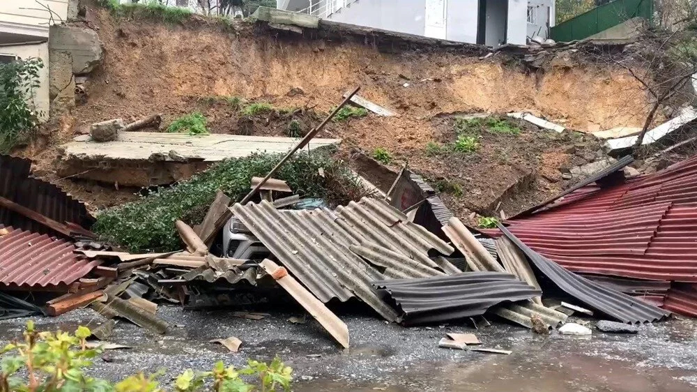 Sarıyer’de İstinat Duvarı Çöktü: </br>4 Araç Hasar Gördü </br>Bir Bina Boşaltıldı