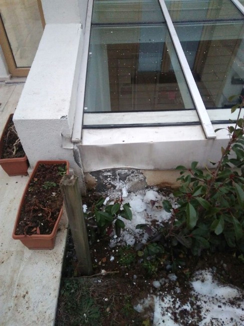 Sarıyer'de Akılalmaz Olay! Gökten Düşen Buz Kütlesi Bahçe Duvarını Parçaladı