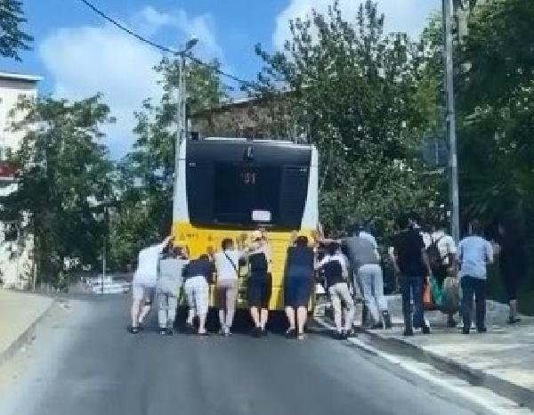 İETT vatandaşları taşıyacağına vatandaşlar İETT otobüsünü taşıdı!