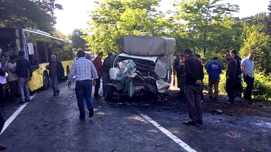 İETT Otobüsü Ile Kamyonet Çarpıştı: </br>1 Ölü, 5 Yaralı