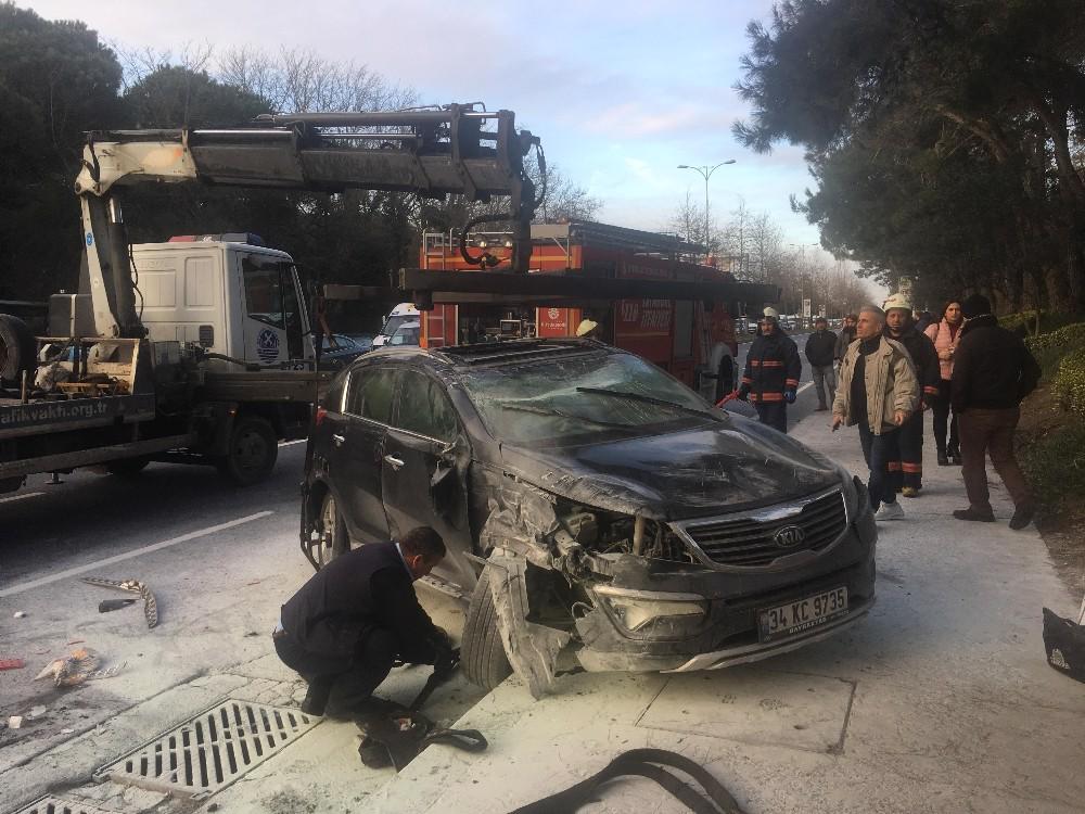 Sarıyer'de Ambulansa Çarpan Araç Takla Attı: 2 Yaralı