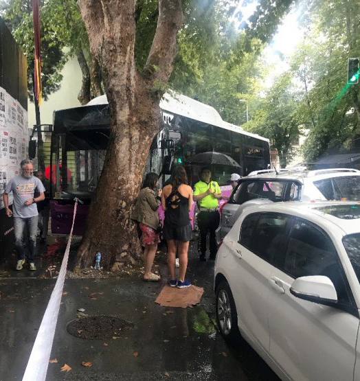Yeniköy'de Belediye Otobüsü Önce Cipe Sonra Ağaca Çarptı: 4 Yaralı