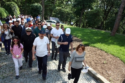 Bakan Müezzizoğlu Emirgan'da vatandaşlarla yürüdü